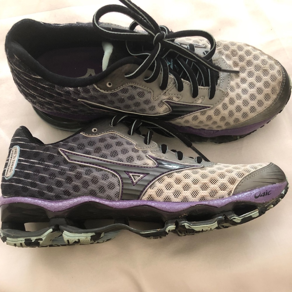 Hardly worn Comfortable Vented Sneakers SZ 7